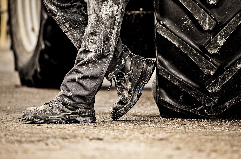 Jak vybrat pracovní obuv s krytkou špičky?