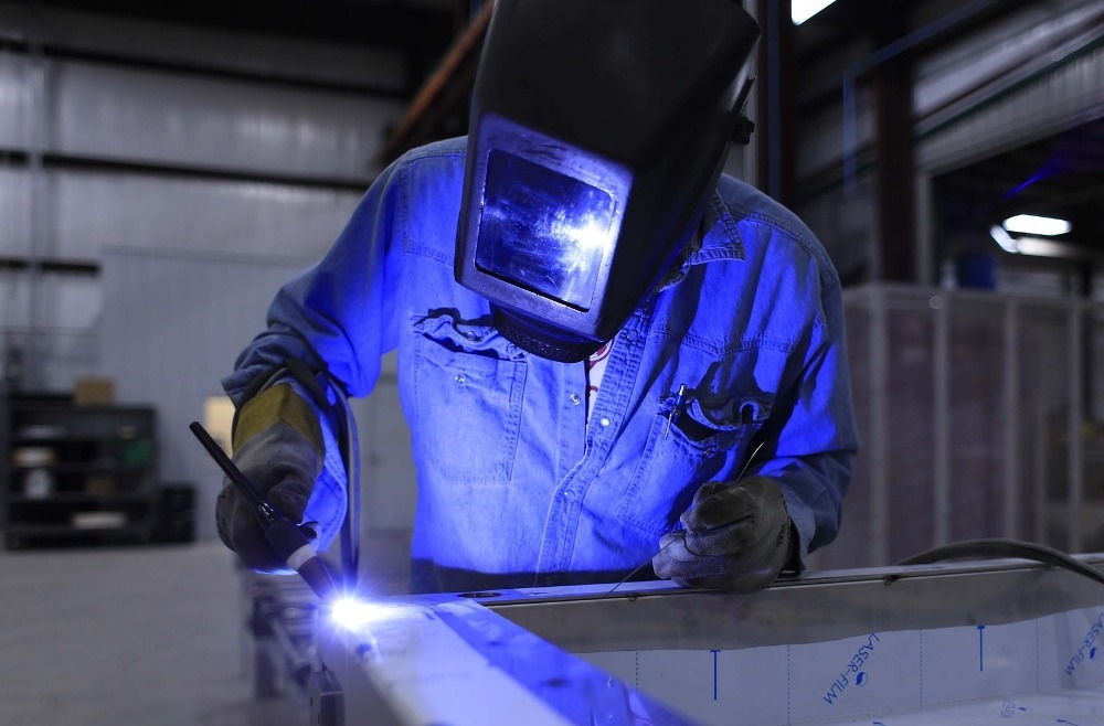 Funkce a parametry samozatemňovacích obličejových štítů